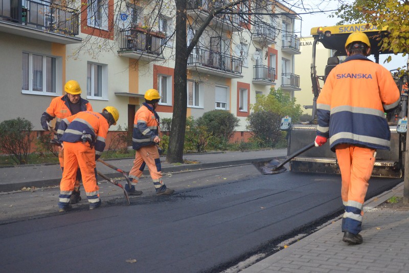 Na Chmielnej leją asfalt