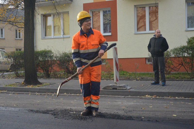Na Chmielnej leją asfalt