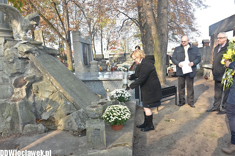 Kwiaty i znicze na cmentarzu od władz miasta