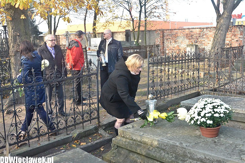 Kwiaty i znicze na cmentarzu od władz miasta