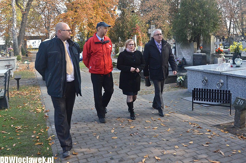 Kwiaty i znicze na cmentarzu od władz miasta