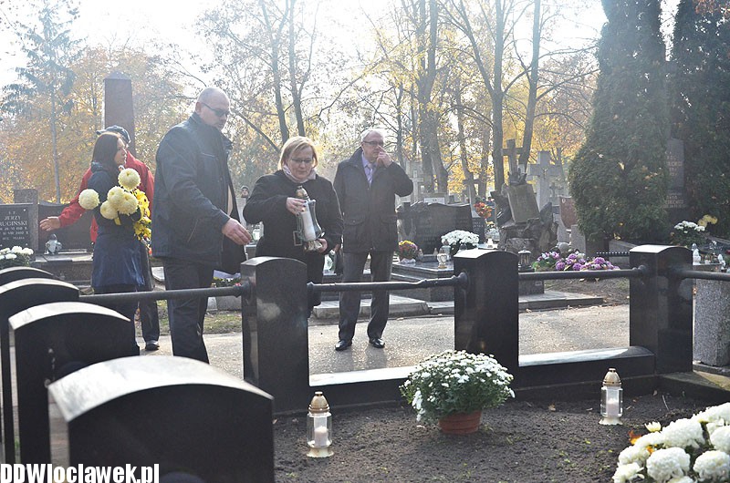 Kwiaty i znicze na cmentarzu od władz miasta