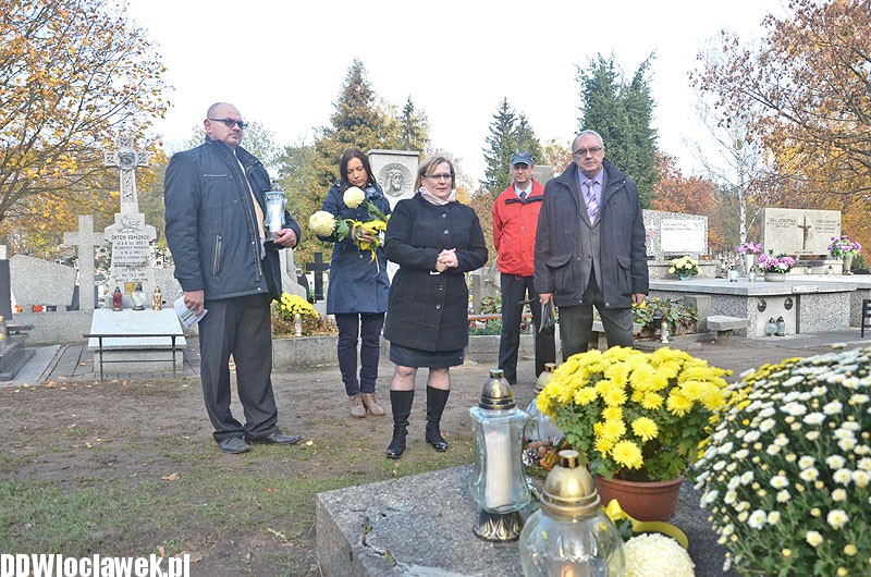 Kwiaty i znicze na cmentarzu od władz miasta