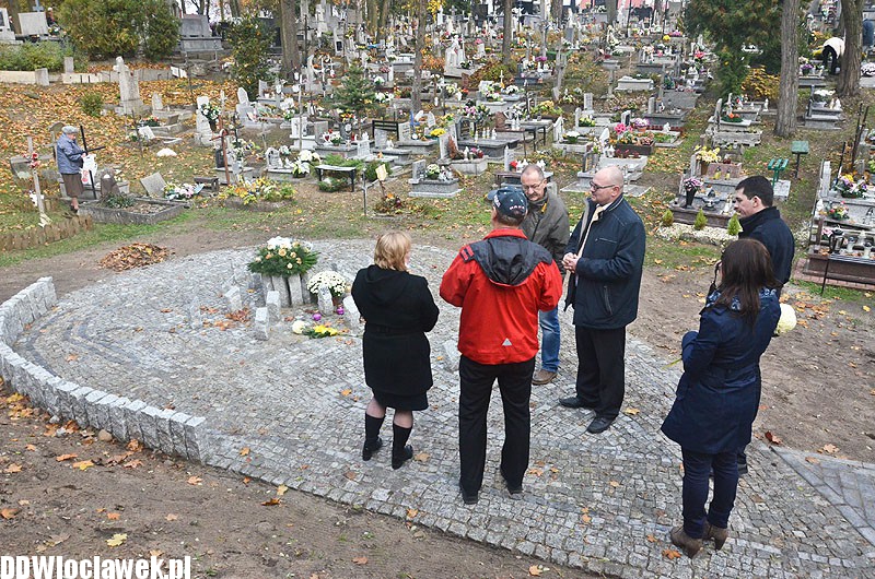 Kwiaty i znicze na cmentarzu od władz miasta