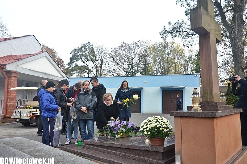 Kwiaty i znicze na cmentarzu od władz miasta