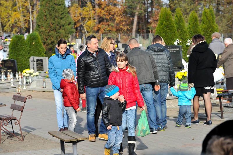 Wszystkich Świętych na cmentarzu