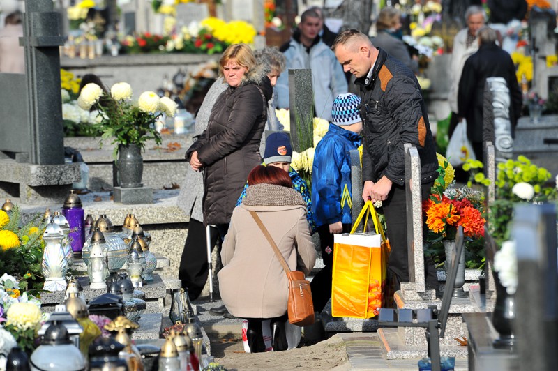 Wszystkich Świętych na cmentarzu