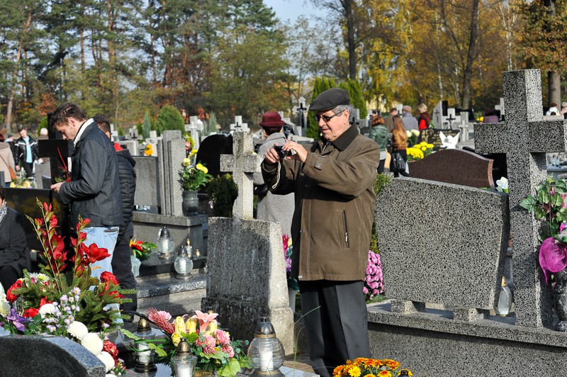 Wszystkich Świętych na cmentarzu