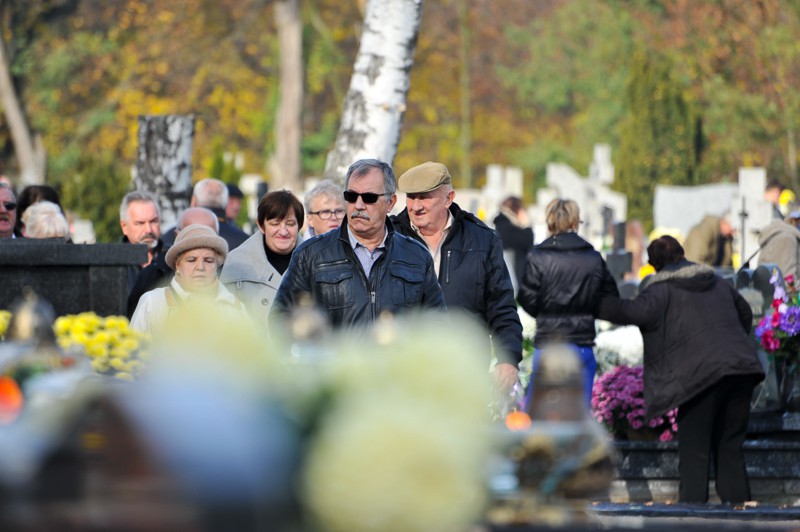 Wszystkich Świętych na cmentarzu