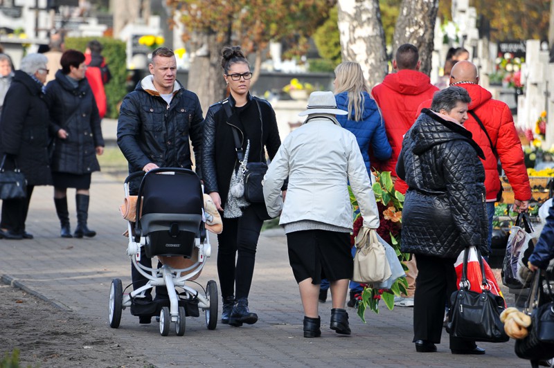 Wszystkich Świętych na cmentarzu