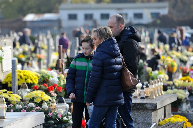 Wszystkich Świętych na cmentarzu