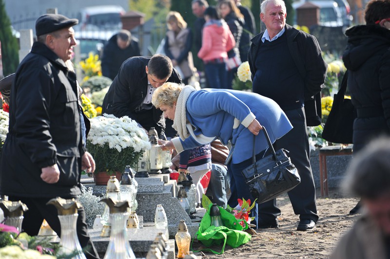 Wszystkich Świętych na cmentarzu