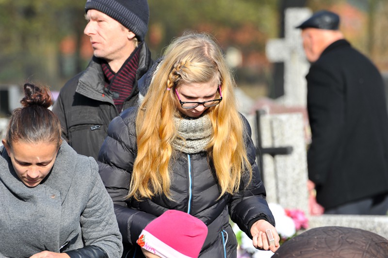 Wszystkich Świętych na cmentarzu