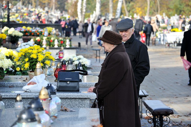Wszystkich Świętych na cmentarzu