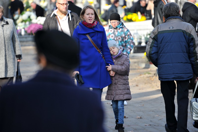 Wszystkich Świętych na cmentarzu