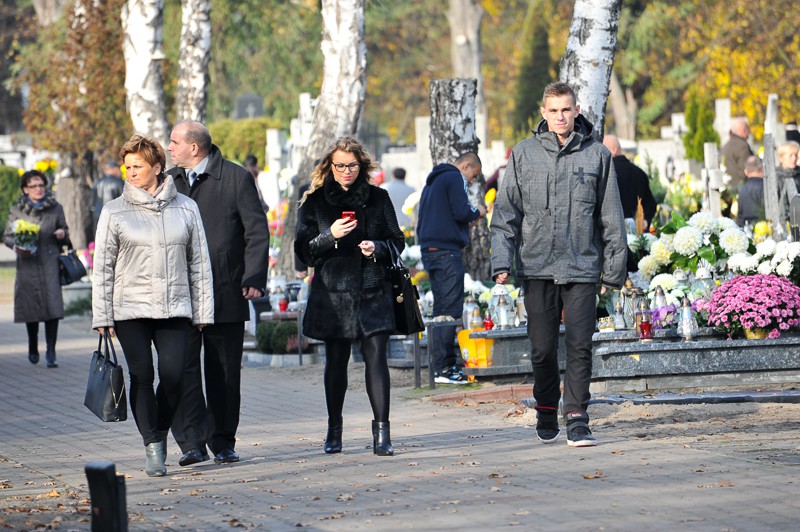 Wszystkich Świętych na cmentarzu