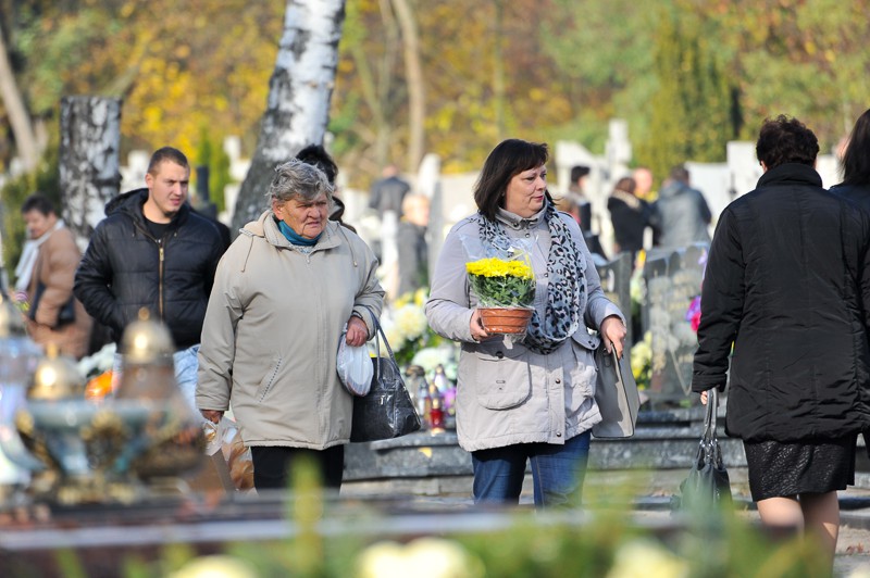Wszystkich Świętych na cmentarzu