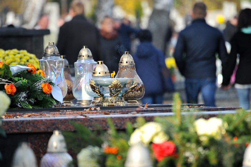 Wszystkich Świętych na cmentarzu