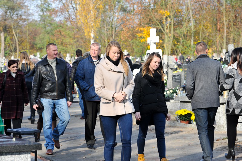 Wszystkich Świętych na cmentarzu