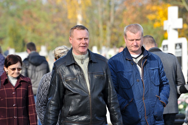 Wszystkich Świętych na cmentarzu