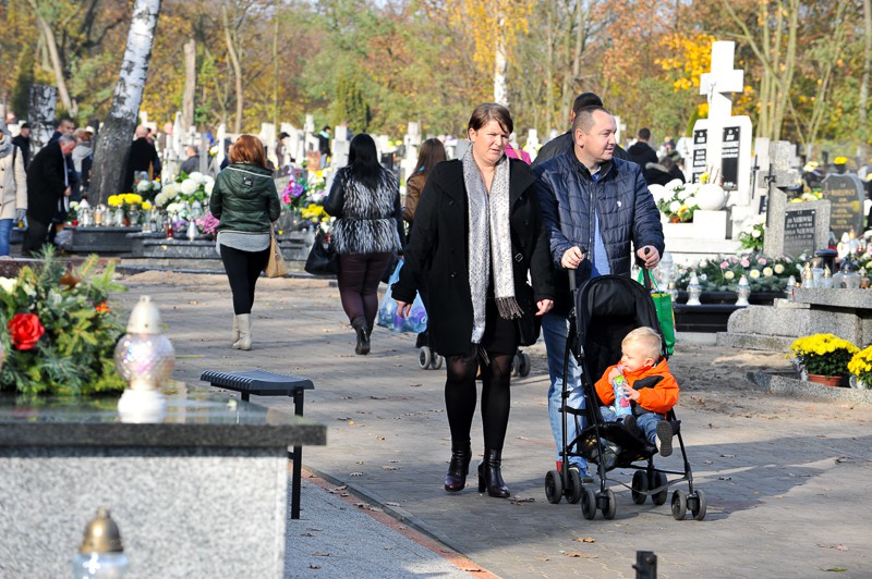 Wszystkich Świętych na cmentarzu