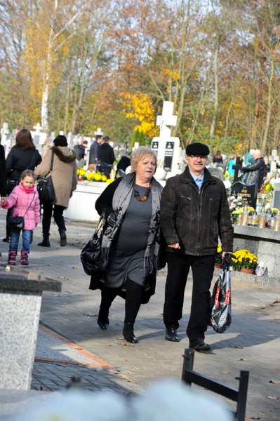 Wszystkich Świętych na cmentarzu