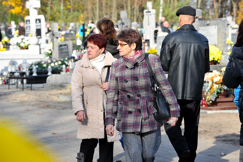 Wszystkich Świętych na cmentarzu