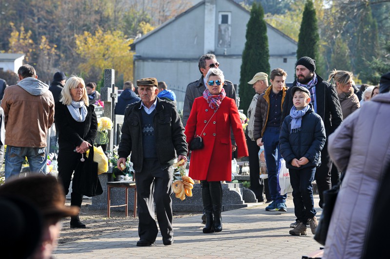 Wszystkich Świętych na cmentarzu