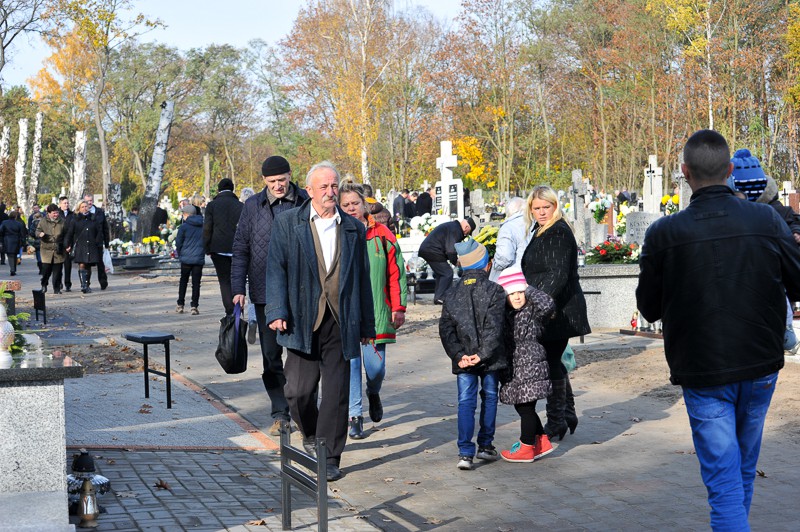 Wszystkich Świętych na cmentarzu