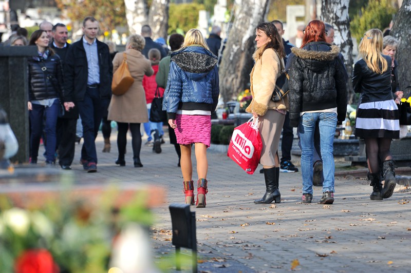 Wszystkich Świętych na cmentarzu