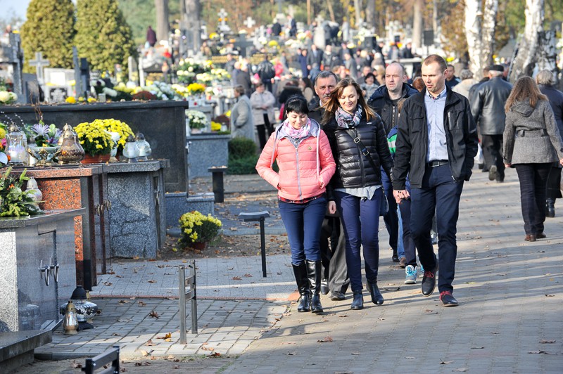 Wszystkich Świętych na cmentarzu