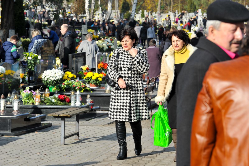 Wszystkich Świętych na cmentarzu