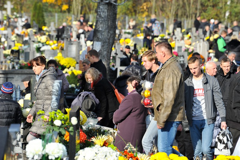 Wszystkich Świętych na cmentarzu