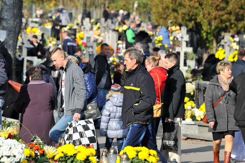 Wszystkich Świętych na cmentarzu