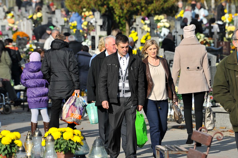 Wszystkich Świętych na cmentarzu