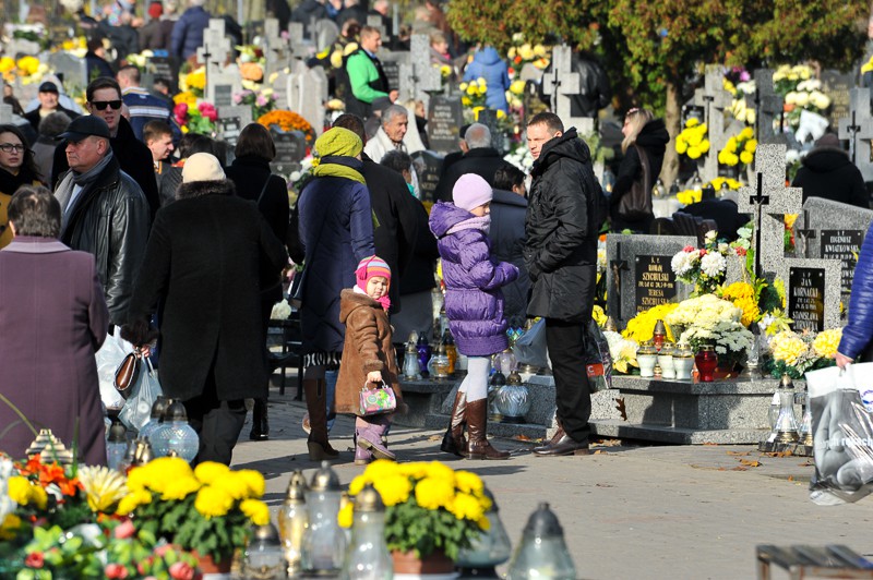 Wszystkich Świętych na cmentarzu