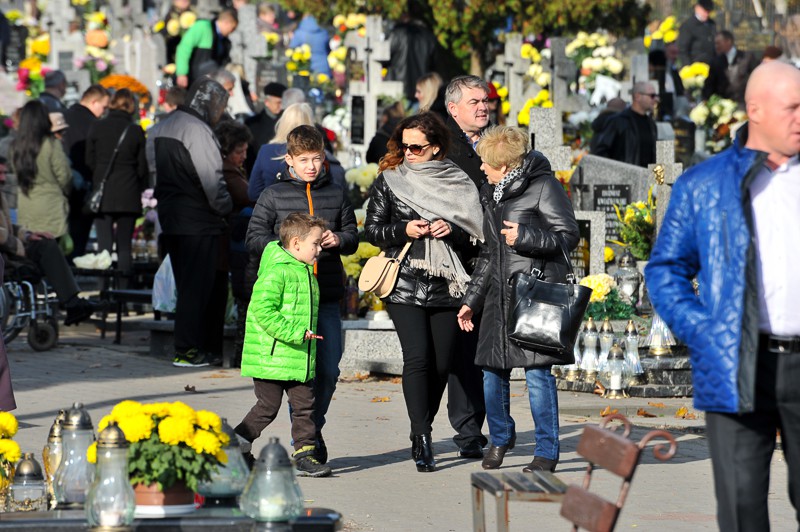 Wszystkich Świętych na cmentarzu