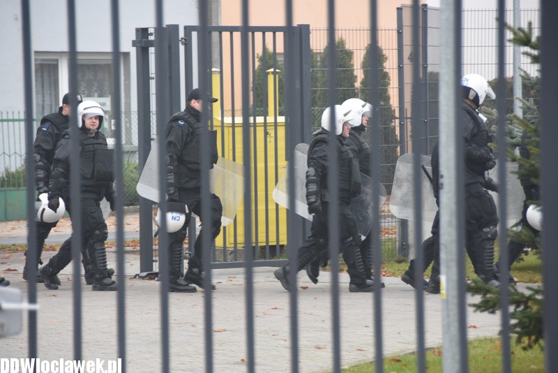 Ćwiczenia policji na stadionie OSiR