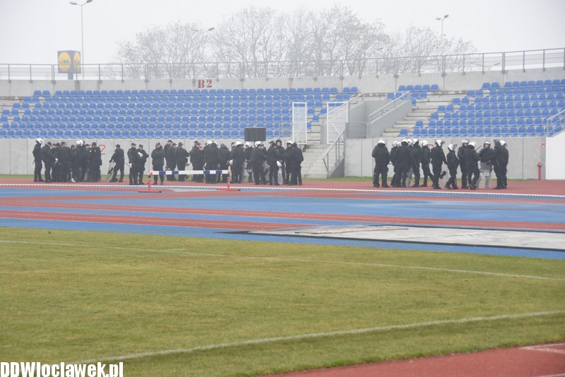 Ćwiczenia policji na stadionie OSiR