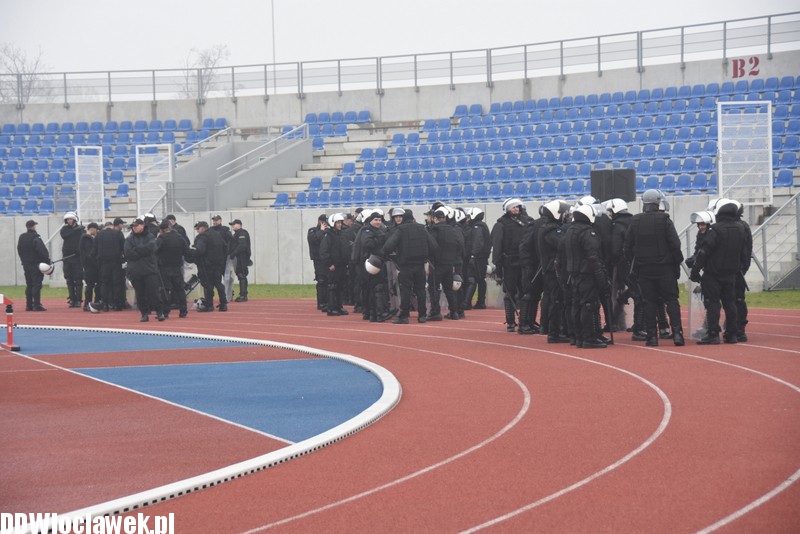 Ćwiczenia policji na stadionie OSiR