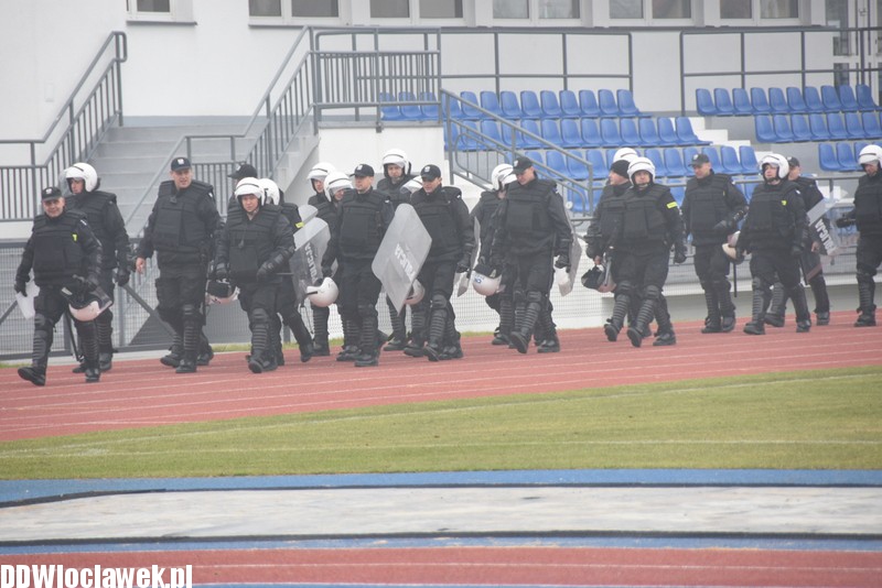 Ćwiczenia policji na stadionie OSiR