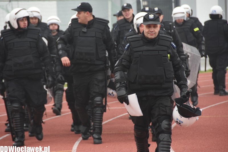 Ćwiczenia policji na stadionie OSiR