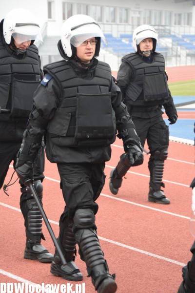 Ćwiczenia policji na stadionie OSiR