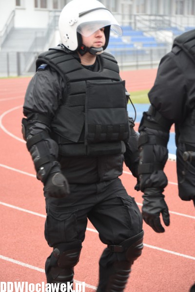 Ćwiczenia policji na stadionie OSiR
