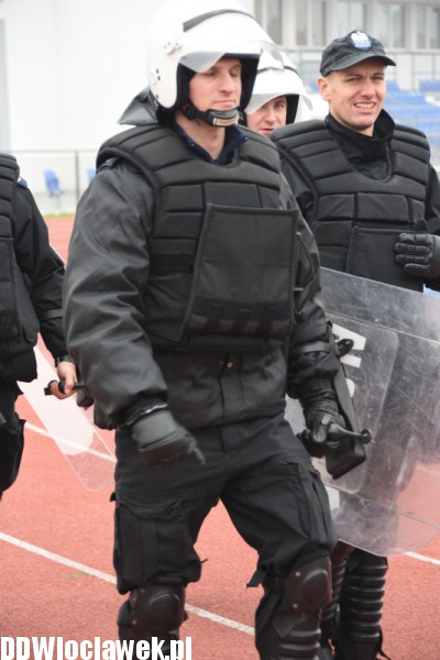 Ćwiczenia policji na stadionie OSiR