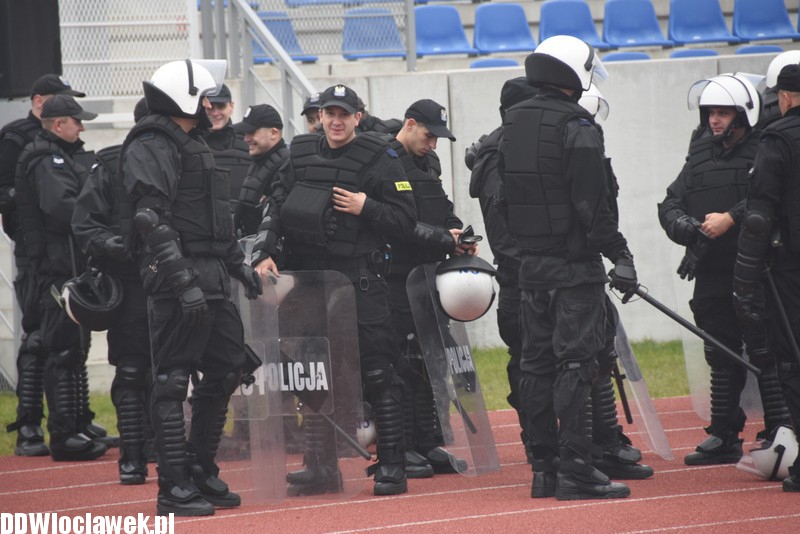 Ćwiczenia policji na stadionie OSiR
