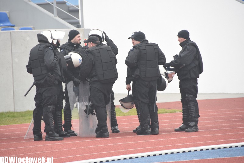 Ćwiczenia policji na stadionie OSiR