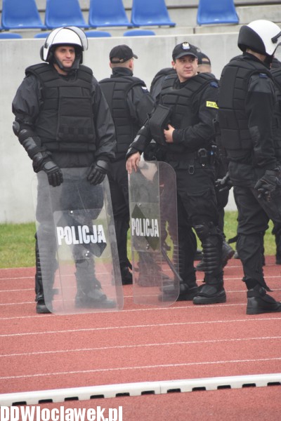 Ćwiczenia policji na stadionie OSiR
