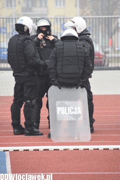 Ćwiczenia policji na stadionie OSiR