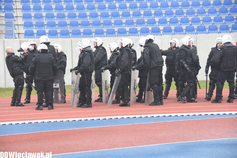 Ćwiczenia policji na stadionie OSiR